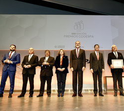 Fotografía de grupo de Su Majestad el Rey con los con los ganadores y finalistas de la XXII edición de los Premios CODESPA