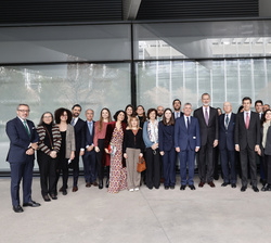 Fotografía de grupo de Su Majestad el Rey con el equipo de la Fundación CODESPA