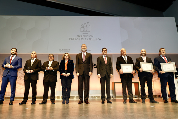 Fotografía de grupo de Su Majestad el Rey con los con los ganadores y finalistas de la XXII edición de los Premios CODESPA