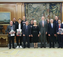 Su Majestad el Rey junto a la delegación de familiares secuestrados el 7 de octubre 