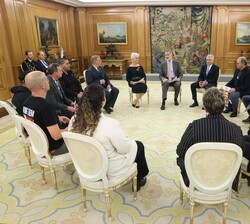 Su Majestad el Rey durante el encuentro que ha mantenido con una delegación de familiares secuestrados el 7 de octubre, encabezada por la embajadora d