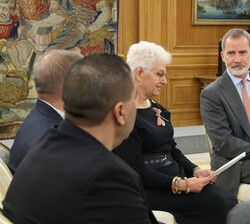 Su Majestad el Rey atento a la intervención de la embajadora de Israel en España, Sra. Rodica Radian-Gordon