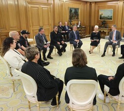 Su Majestad el Rey conversa con los familiares de los ciudadanos secuestrados el 7 de octubre 