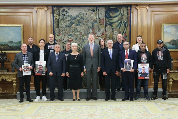 Su Majestad el Rey junto a la delegación de familiares secuestrados el 7 de octubre 