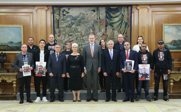 Su Majestad el Rey junto a la delegación de familiares secuestrados el 7 de octubre 