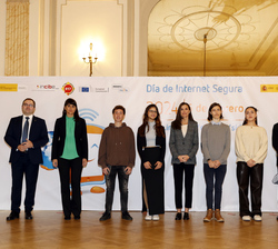 Doña Letizia junto a las autoridades y los jóvenes participantes en la mesa diálogo