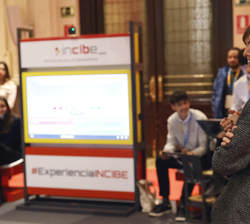 Doña Letizia durante su visita al stand de INCIBE 