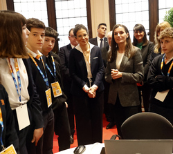 Doña Letizia durante su visita al stand de INCIBE 