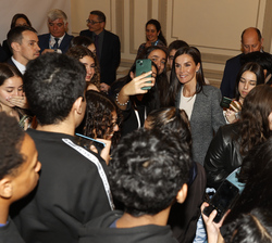 Doña Letizia durante su visita al stand de INCIBE 
