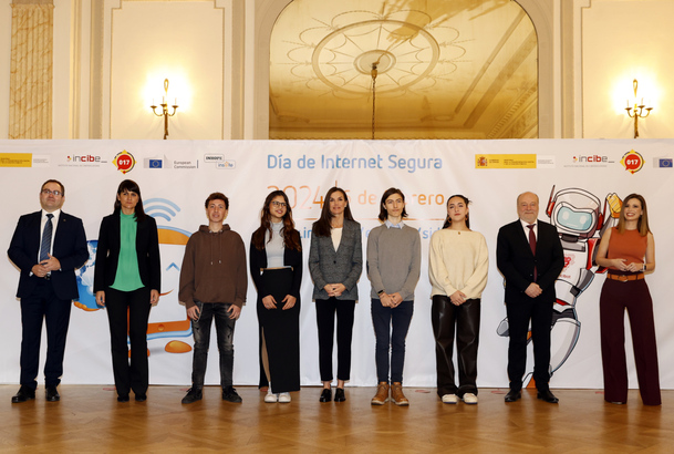 Doña Letizia junto a las autoridades y los jóvenes participantes en la mesa diálogo