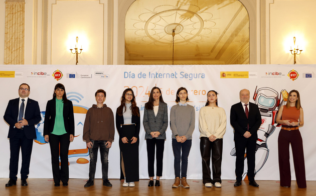Doña Letizia junto a las autoridades y los jóvenes participantes en la mesa diálogo