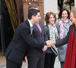 Su Majestad la Reina Doña Sofía recibe el saludo del Consejero de Educación, Ciencia y Universidades de la Comunidad de Madrid, Emilio Viciana
