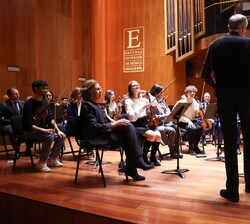 Doña Sofía, en el escenario junto a los músicos de la Escuela Superior de Música Reina Sofía (ESMRS)