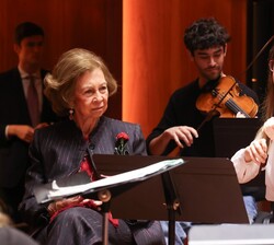 Doña Sofía contempla a una joven violinista de la Escuela Superior de Música Reina Sofía (ESMRS)