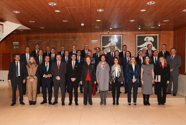 Fotografía de grupo de Su Majestad la Reina Doña Sofía junto a los miembros del Patronato de la Escuela Superior de Música que lleva Su nombre