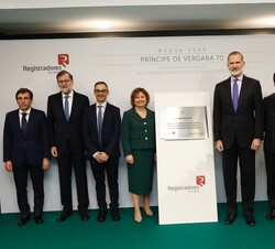 Su Majestad el Rey junto a las autoridades asistentes y una placa conmemorativa de la visita