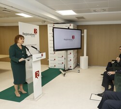 El Rey durante la intervención de la decana del Colegio de Registradores de España, María Emilia Adán