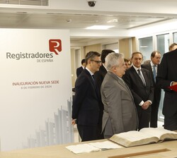 Don Felipe observa uno de los documentos históricos del Colegio de Registradores de España