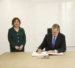 Su Majestad el Rey firma en el libro de honor
