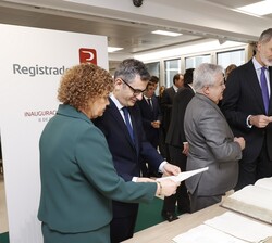El Rey observa la muestra histórica de los antecedentes del Registro de la Propiedad