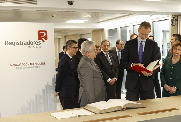Don Felipe observa uno de los documentos históricos del Colegio de Registradores de España