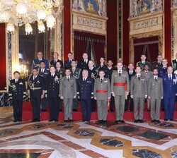 Su Majestad el Rey junto a los agregados de Defensa acreditados en España y Comisión de Representantes Españoles