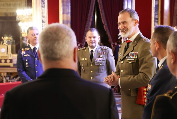 Su Majestad el Rey durante la audiencia militar a un grupo de coroneles, tras haber sido designados para asumir el mando de distintas unidades militar