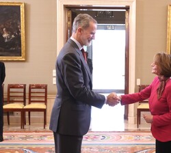 Su Majestad el Rey recibe el saludo de la presidenta de la Conferencia de Rectores de las Universidades Españolas (CRUE) y rectora de la Universitat J