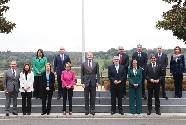 Su Majestad el Rey junto a la Junta Rectora de la Conferencia de Rectores de las Universidades Españolas (CRUE)