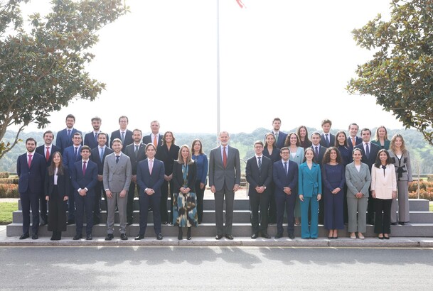 Su Majestad el Rey junto a la LXXII promoción del Cuerpo Superior de Técnicos Comerciales y Economistas del Estado