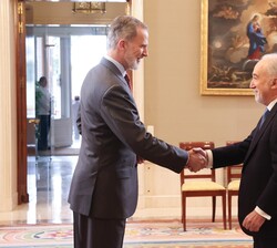 Su Majestad el Rey recibe el saludo de Santiago Muñoz Machado, director de la Real Academia Española, académico de número de la Real Academia de Cienc