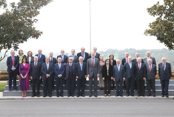 Su Majestad el Rey junto a la representación de la revista jurídica “El Cronista del Estado Social y Democrático de Derecho