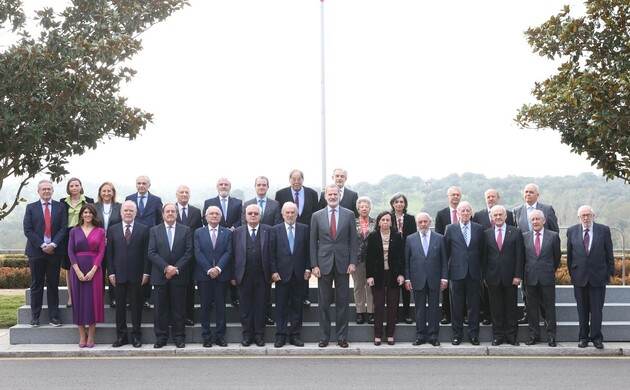 Su Majestad el Rey junto a la representación de la revista jurídica “El Cronista del Estado Social y Democrático de Derecho