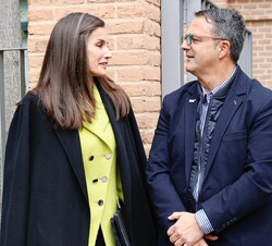 Su Majestad la Reina fue recibida a su llegada a la sede de FEDER por su presidente, Juan Carrión
