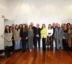 Fotografía de grupo de Su Majestad la Reina al término de la reunión de trabajo con la Federación de Enfermedades Raras (FEDER)