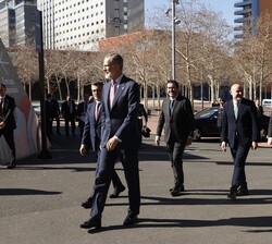 Su Majestad el Rey, acompañado de las autoridades, se dirige al salón principal del Centro de Convenciones Internacionales de Barcelona (CCIB)