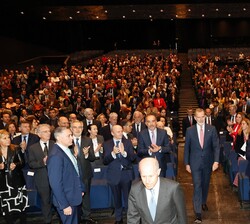 Su Majestad el Rey accede al salón principal del Centro de Convenciones Internacionales de Barcelona (CCIB)