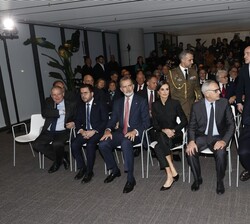 Los Reyes ocupan su lugar en la primera fila de asientos de la sala de proyecciones