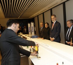 Don Felipe y Doña Letizia reciben explicaciones durante su recorrido por las instalaciones