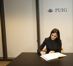 Su Majestad la Reina firma en el libro de honor de la compañía Puig