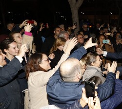 Don Felipe recibe el cariño de las personas que se encontraban a la salida de las instalaciones de la compañía Puig