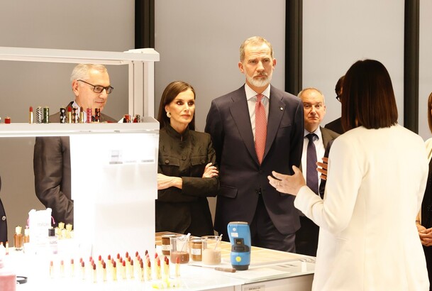 Sus Majestades los Reyes atienden a las explicaciones recibidas durante su recorrido por las instalaciones de la compañía Puig
