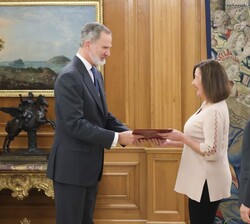 La presidenta del Congreso de los Diputados, Francina Armengol, y el presidente del Senado, Pedro Rollán, entregan al Rey el texto de la reforma del a