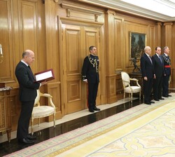 Lectura del texto de la reforma del artículo 49 de la Constitución Española por el jefe de Protocolo de la Casa de Su Majestad el Rey