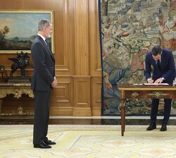 El presidente del Gobierno firma el referendo de la sanción de la reforma del artículo 49 de la Constitución Española