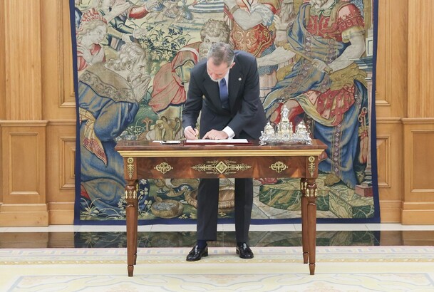 Su Majestad el Rey firma la sanción de la reforma del artículo 49 de la Constitución Española