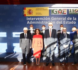 Su Majestad el Rey con las autoridades y miembros de la Intervención General de la Administración del Estado