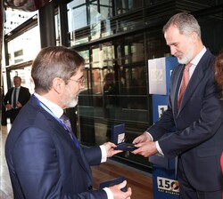 El interventor general de la Administración del Estado hace entrega a Su Majestad el Rey de una medalla conmemorativa de los 150 años de la institució