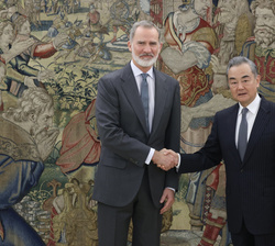 Su Majestad el Rey junto al ministro de Relaciones Exteriores de la República Popular China, Wang Yi