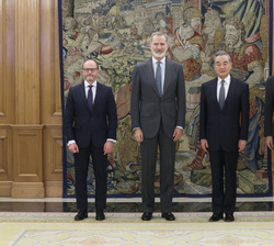 Don Felipe junto al ministro de Relaciones Exteriores de la República Popular China, Wang Yi; el secretario de Estado de Asuntos Exteriores y Globales